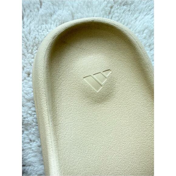 Yeezy slides unisex bone color size 7M Authentic main image 4